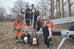 20260416 Nistkästen Naturschutz Junge Naturschützer bringen gemeinsam mit dem Bauhof neue Nistkästen im Kanalweg an