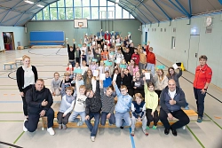 20260515 Haff-Grundschule Schwimmunterricht Die stolzen Kinder der vierten Klassen gemeinsam mit Frau Keifert (l.), Robert Kriewitz (l.), Holm Kolata und Kati Roloff