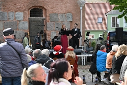 20260516 4. Altstadtspaziergang Schlosshof 4. Altstadtspaziergang Schlosshofkonzert mit Elena Patsaledou, Gaston Efficace und HagStone