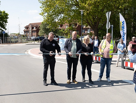 Einweihung Kreisverkehr Haffstraße mit (v.l.) Stadtpräsident Robert Kriewitz, Bürgermeister Jürgen Kliewe, Frau Voss, Herr Rösel