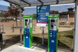 240508 Parkraumbewirtschaftung Strandparkplatz An den Parkautomaten kann wie bisher mit Bargeld, jetzt aber auch zusätzlich mit EC- oder Kreditkarte bezahlt werden.